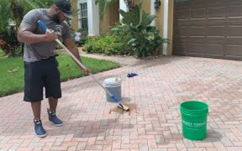 Using Vinegar to Remove Oil Stains From Brick Pavers