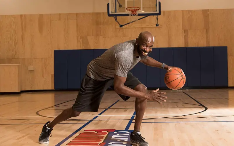 Difference Between an Indoor and Outdoor Basketball