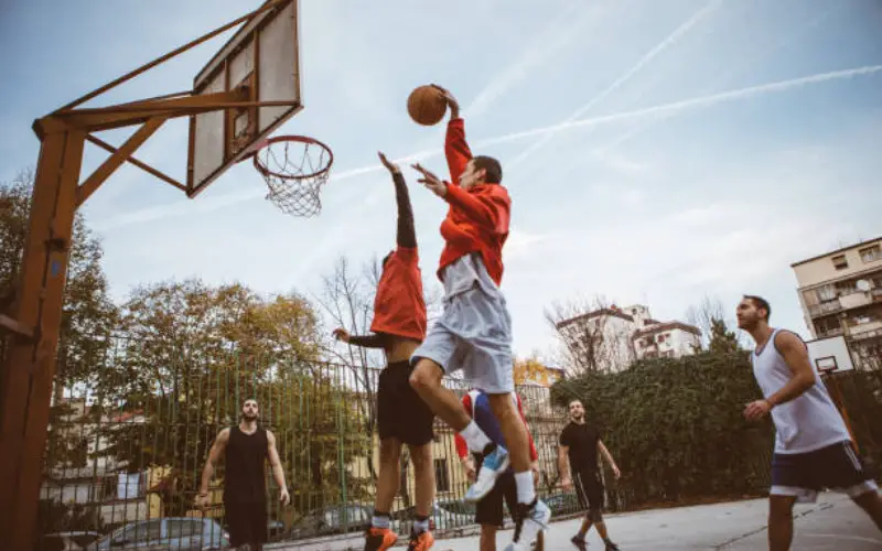 Difference Between an Indoor and Outdoor Basketball