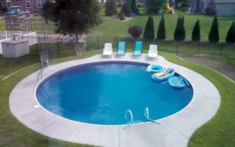 How To Keep a Small Pool Clean Without a Filter